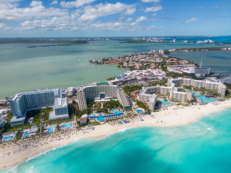 Vista aérea de la Zona Hotelera de Cancún: la franja de hoteles y condominios entre la playa de arena blanca del Caribe y la laguna Nichupté.