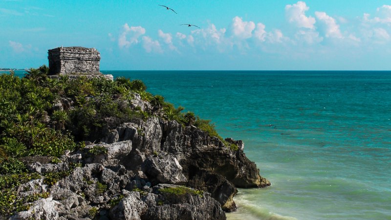 El templo maya de Tulum sobre el acantilado, con el Caribe a la derecha.